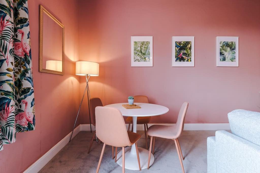 Pink Palace - Central Apartment Chester Ngoại thất bức ảnh