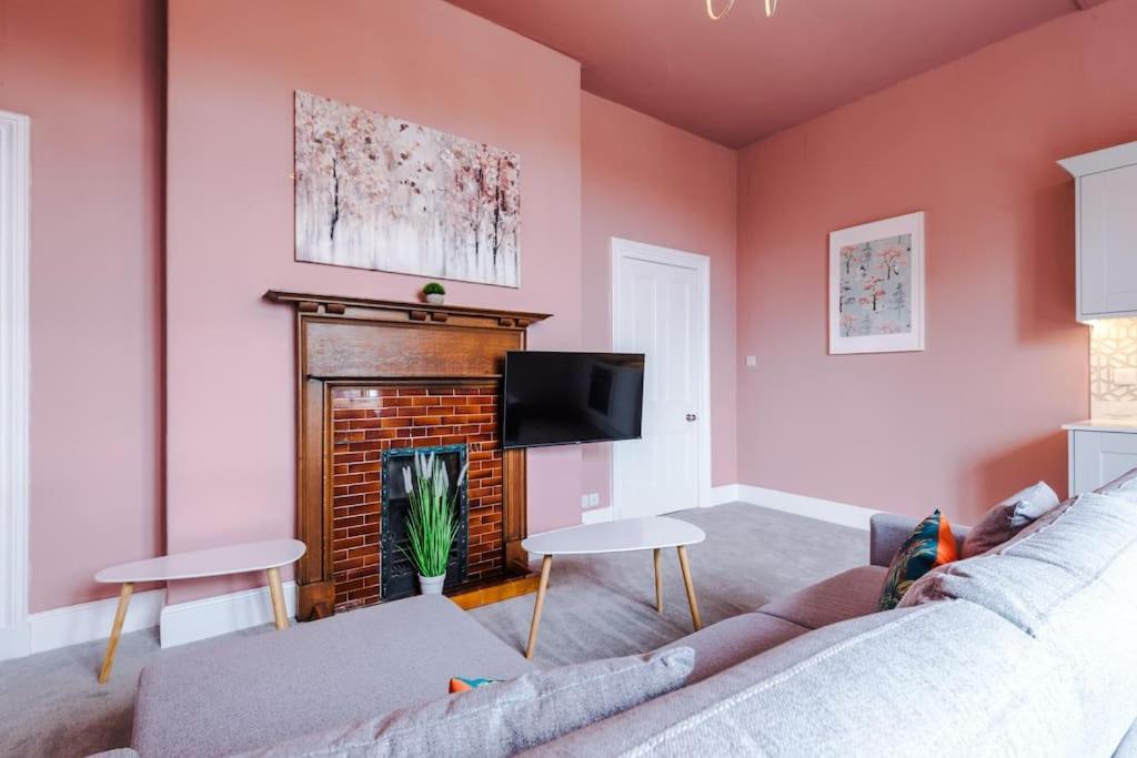 Pink Palace - Central Apartment Chester Ngoại thất bức ảnh