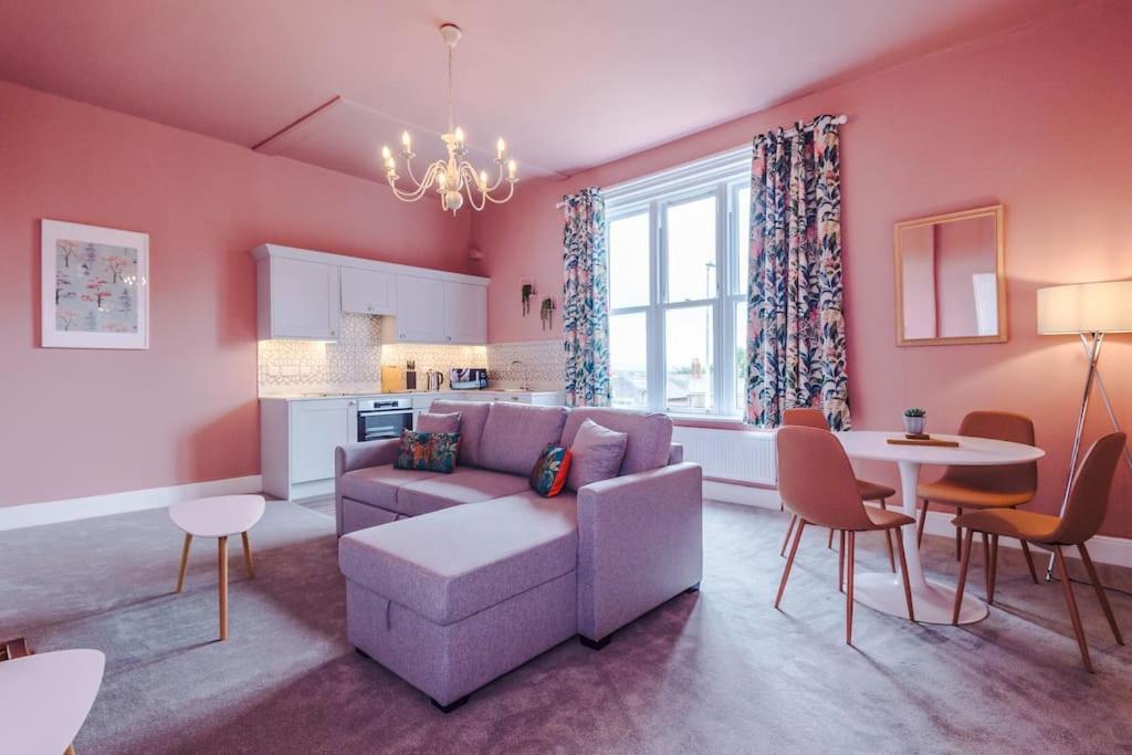 Pink Palace - Central Apartment Chester Ngoại thất bức ảnh