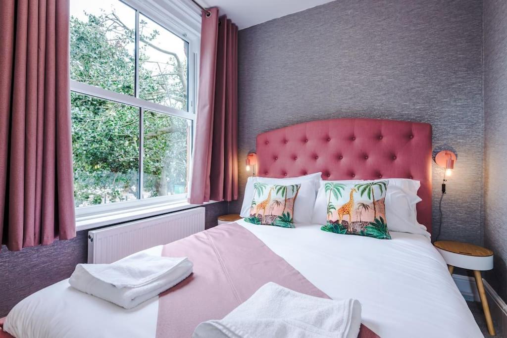 Pink Palace - Central Apartment Chester Ngoại thất bức ảnh
