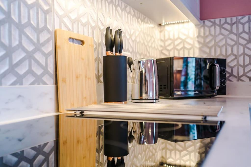 Pink Palace - Central Apartment Chester Ngoại thất bức ảnh