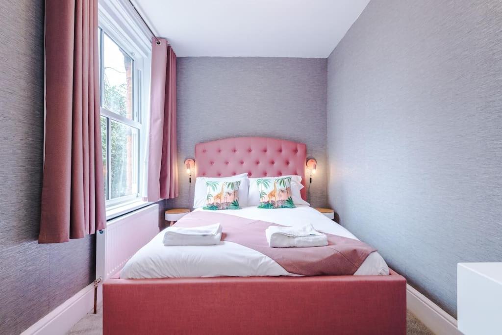 Pink Palace - Central Apartment Chester Ngoại thất bức ảnh