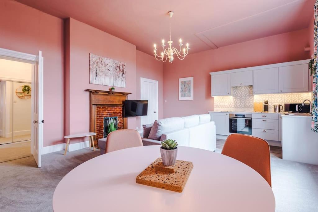 Pink Palace - Central Apartment Chester Ngoại thất bức ảnh