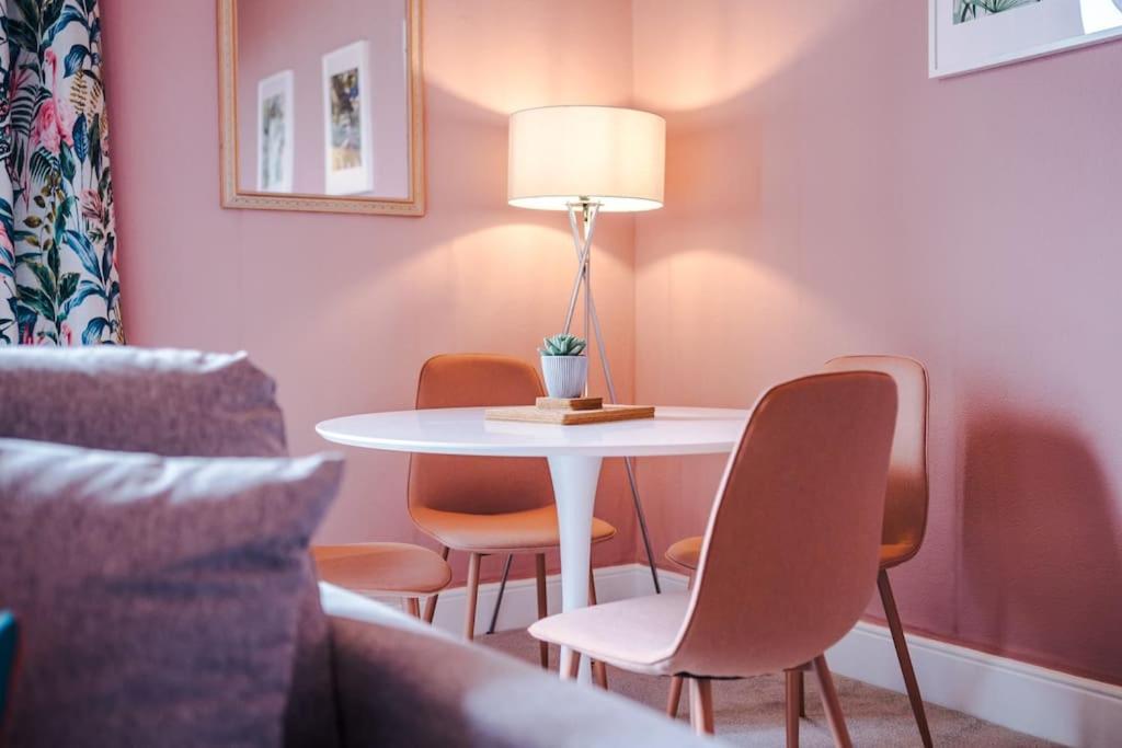 Pink Palace - Central Apartment Chester Ngoại thất bức ảnh