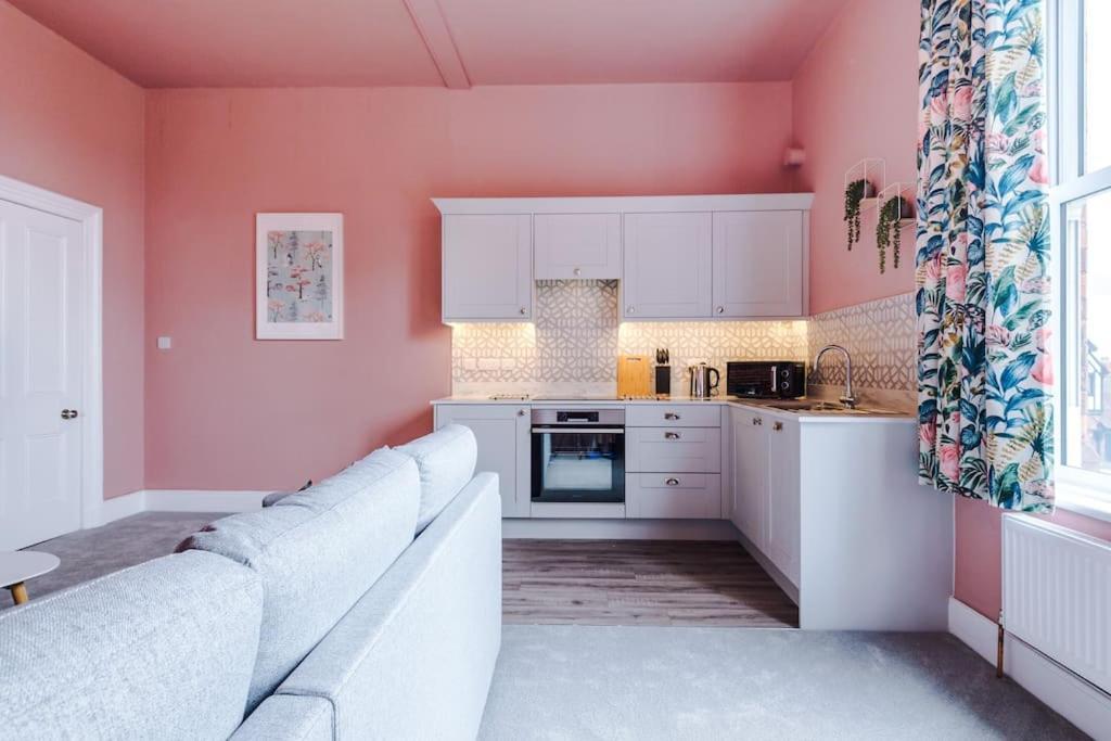 Pink Palace - Central Apartment Chester Ngoại thất bức ảnh