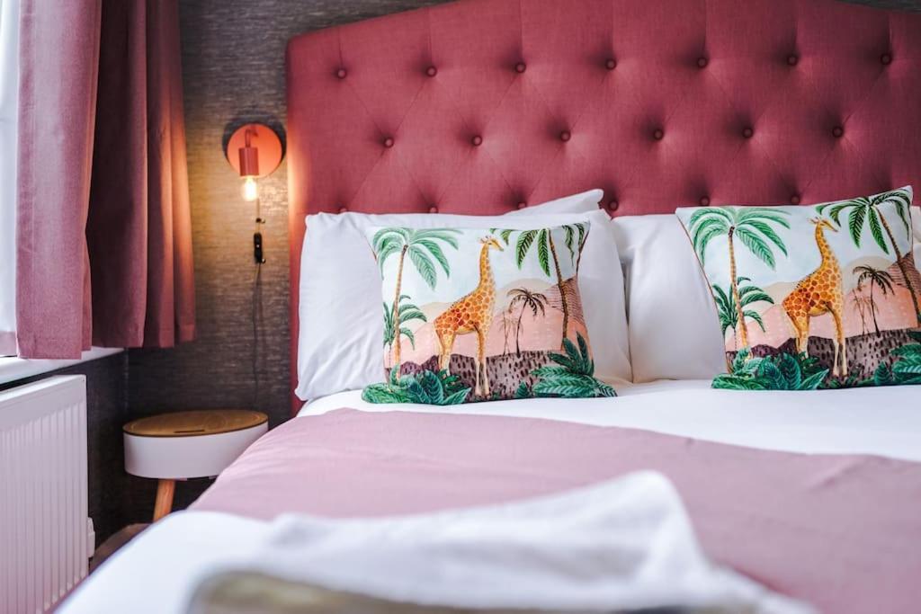 Pink Palace - Central Apartment Chester Ngoại thất bức ảnh