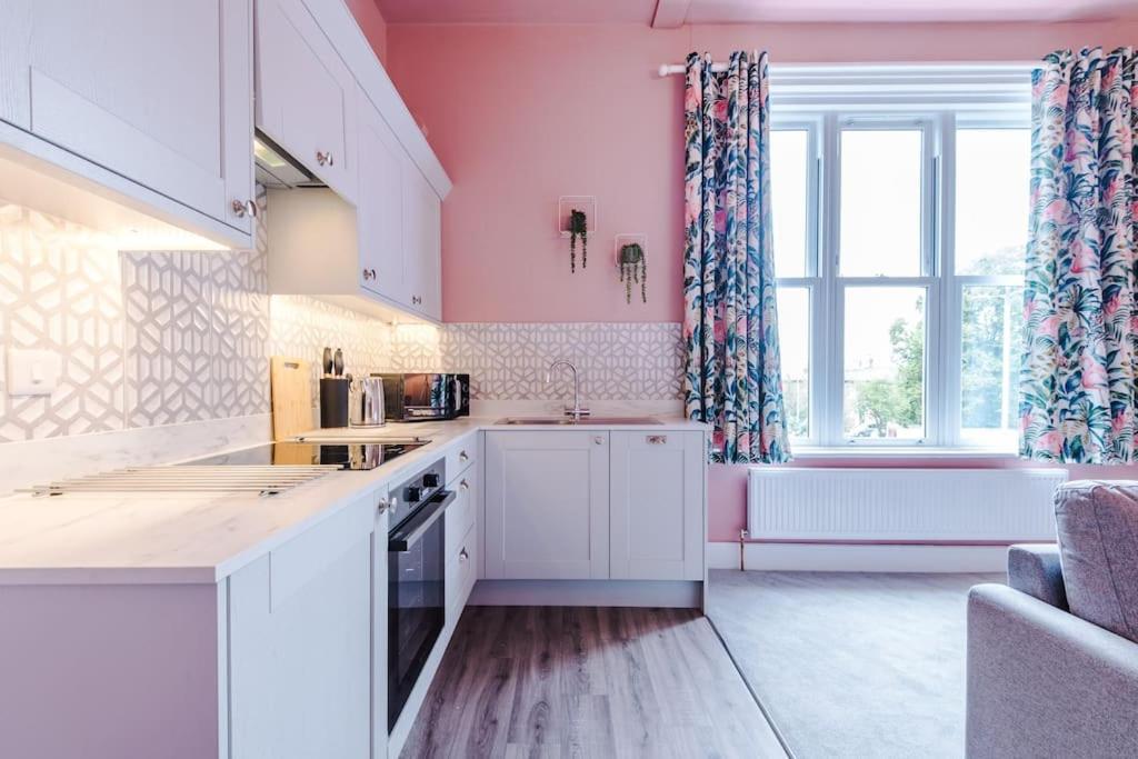 Pink Palace - Central Apartment Chester Ngoại thất bức ảnh
