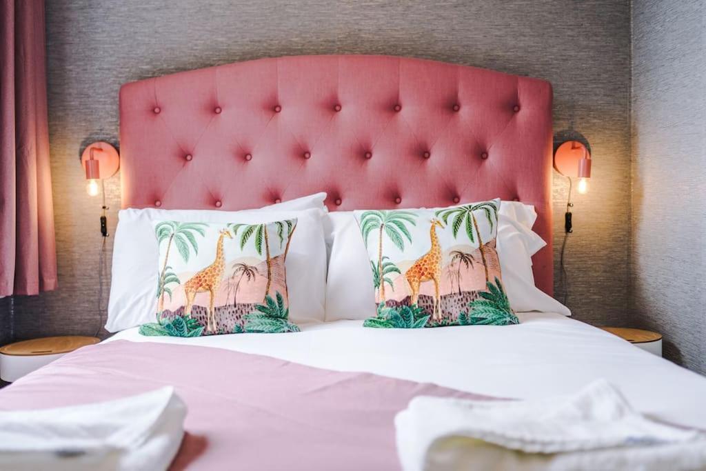 Pink Palace - Central Apartment Chester Ngoại thất bức ảnh