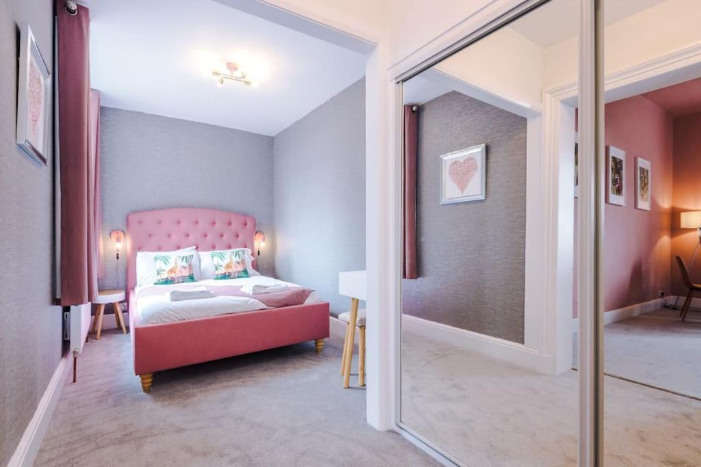 Pink Palace - Central Apartment Chester Ngoại thất bức ảnh