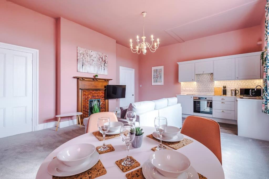 Pink Palace - Central Apartment Chester Ngoại thất bức ảnh