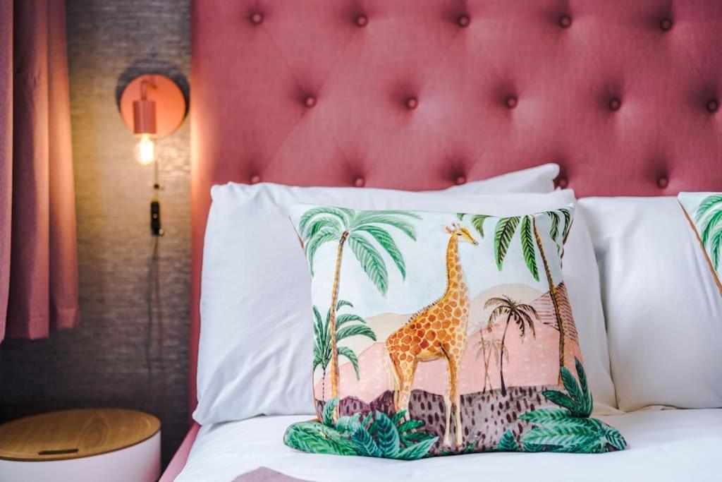 Pink Palace - Central Apartment Chester Ngoại thất bức ảnh
