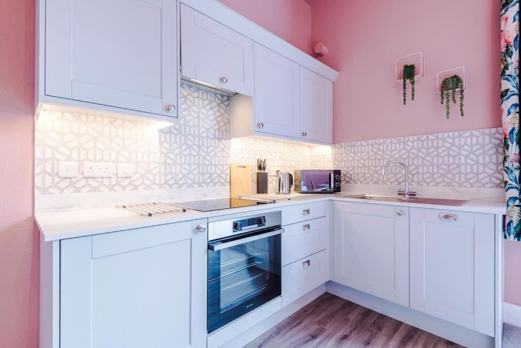 Pink Palace - Central Apartment Chester Ngoại thất bức ảnh
