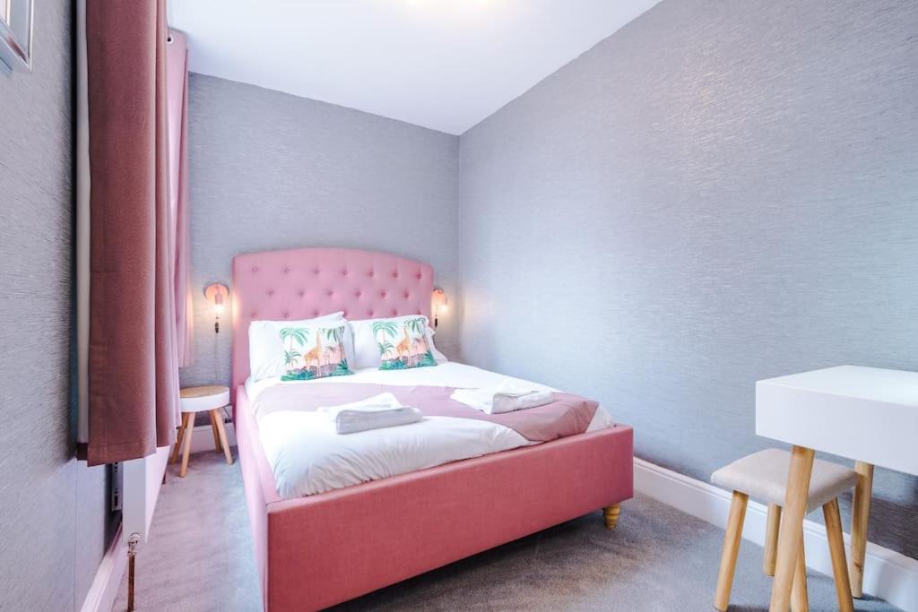Pink Palace - Central Apartment Chester Ngoại thất bức ảnh