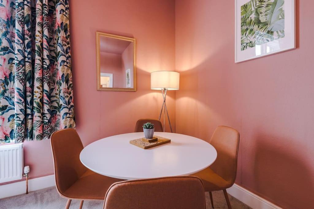 Pink Palace - Central Apartment Chester Ngoại thất bức ảnh
