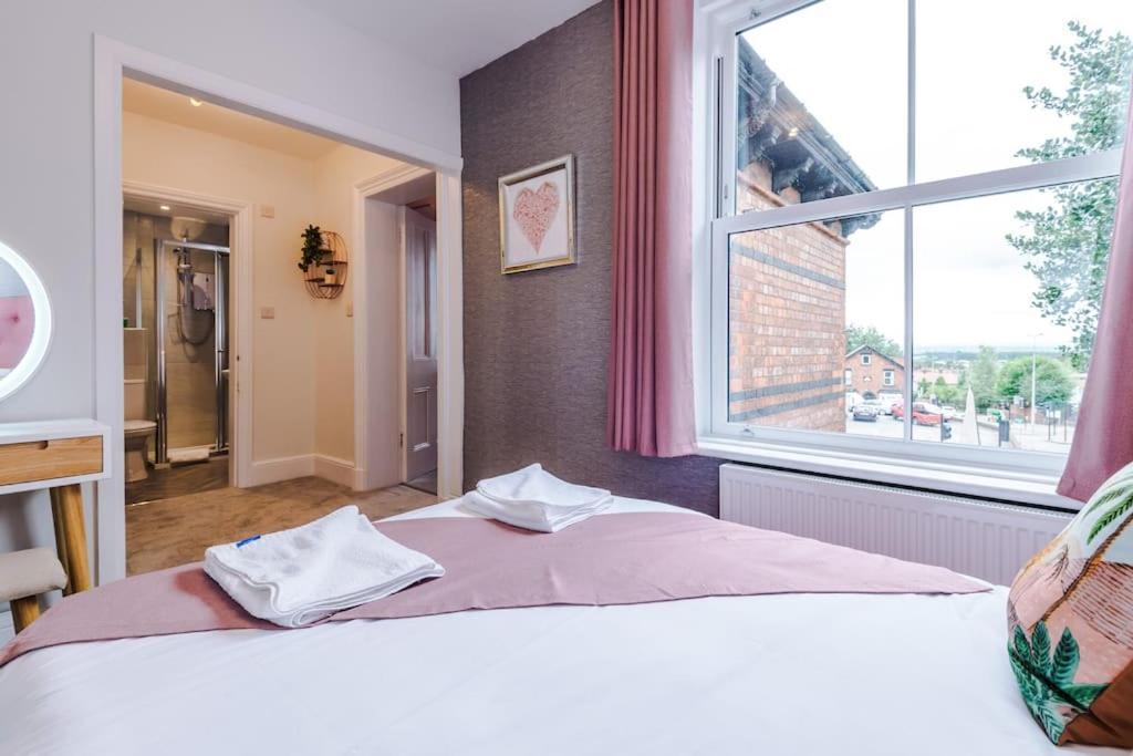 Pink Palace - Central Apartment Chester Ngoại thất bức ảnh