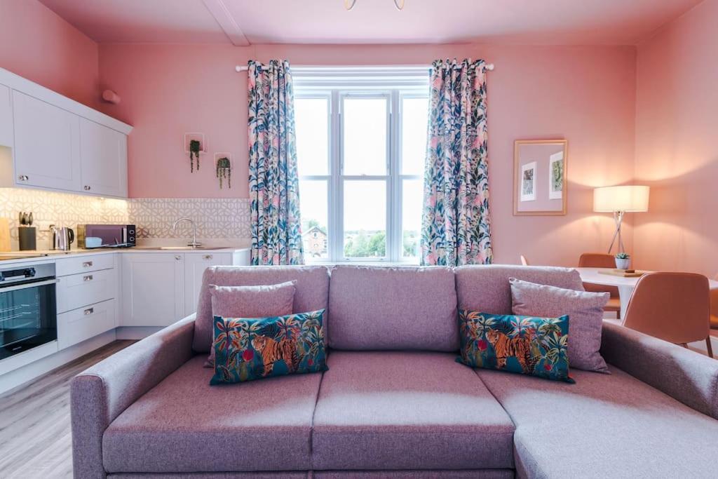 Pink Palace - Central Apartment Chester Ngoại thất bức ảnh