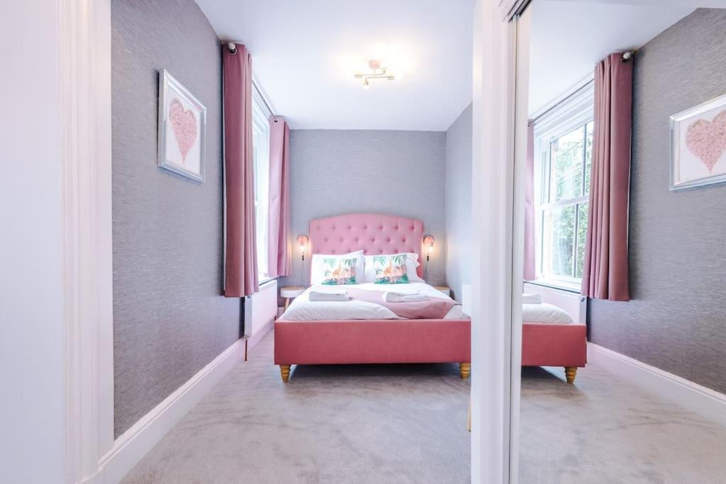 Pink Palace - Central Apartment Chester Ngoại thất bức ảnh